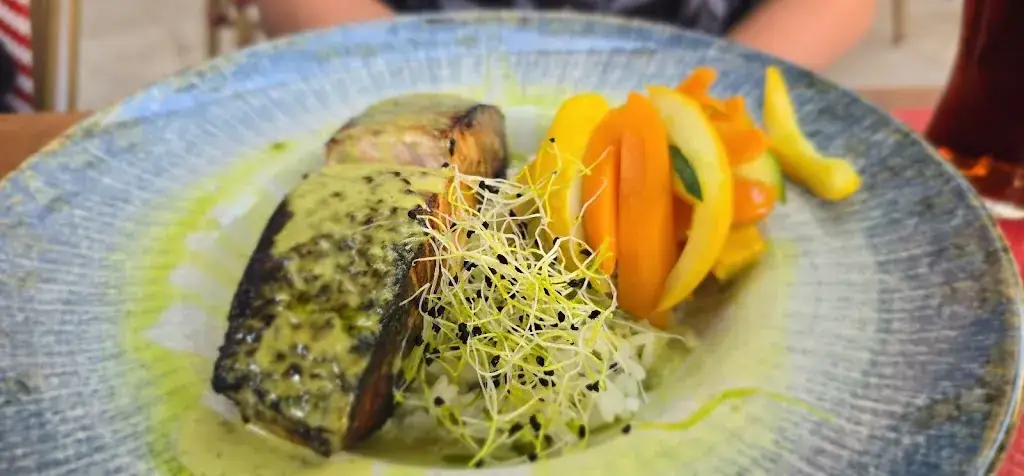 Aaron Oliver_Les Marronniers / sarl le Cercle_Callian_review