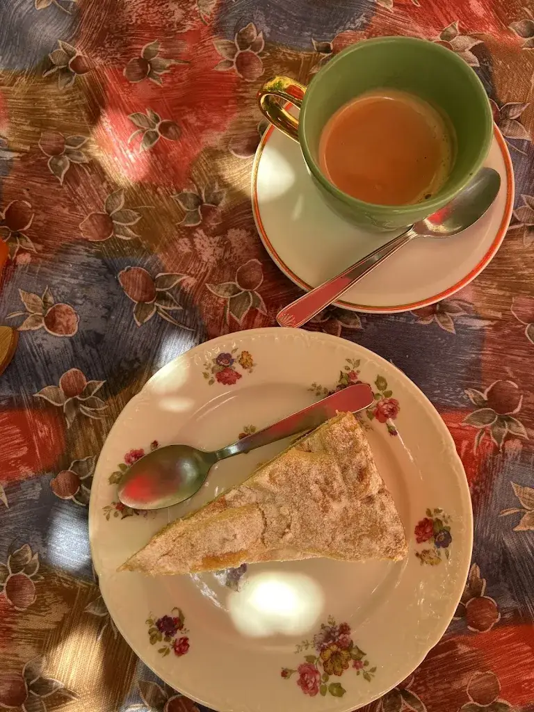 Juliette Mills_Le 8_Fayence_review