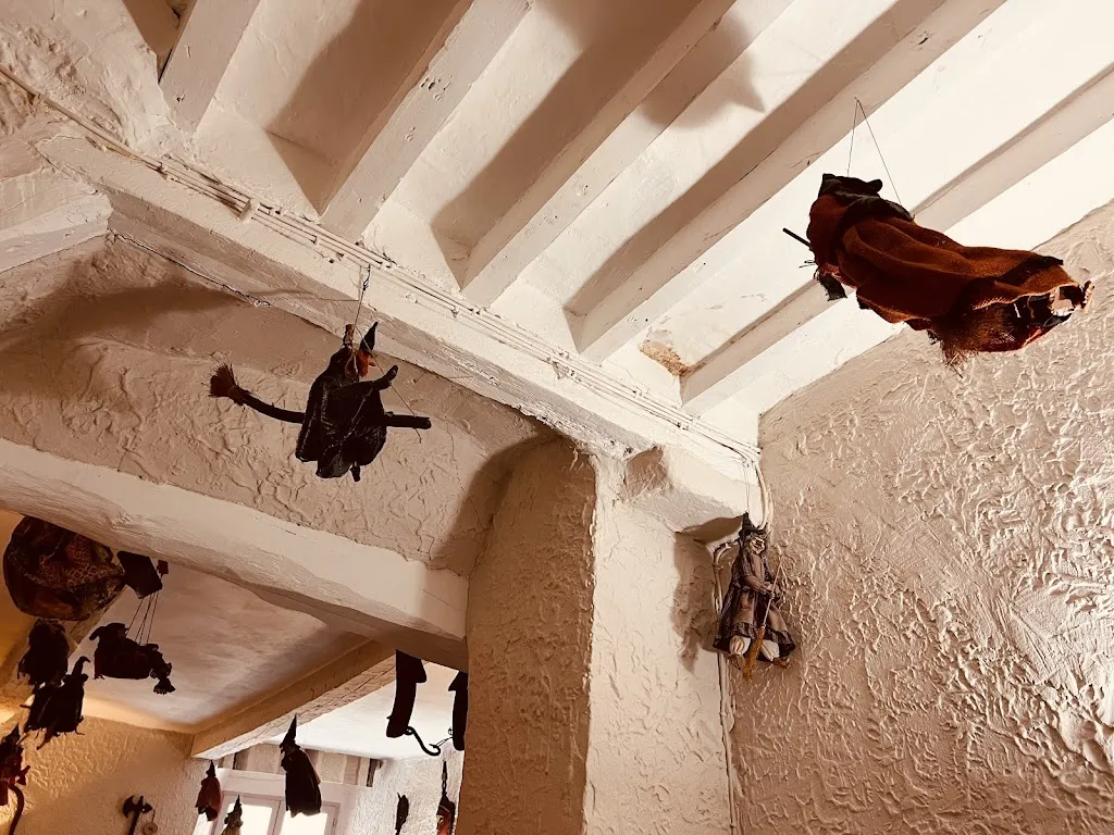 William Symonds_La Strega_Fayence_review