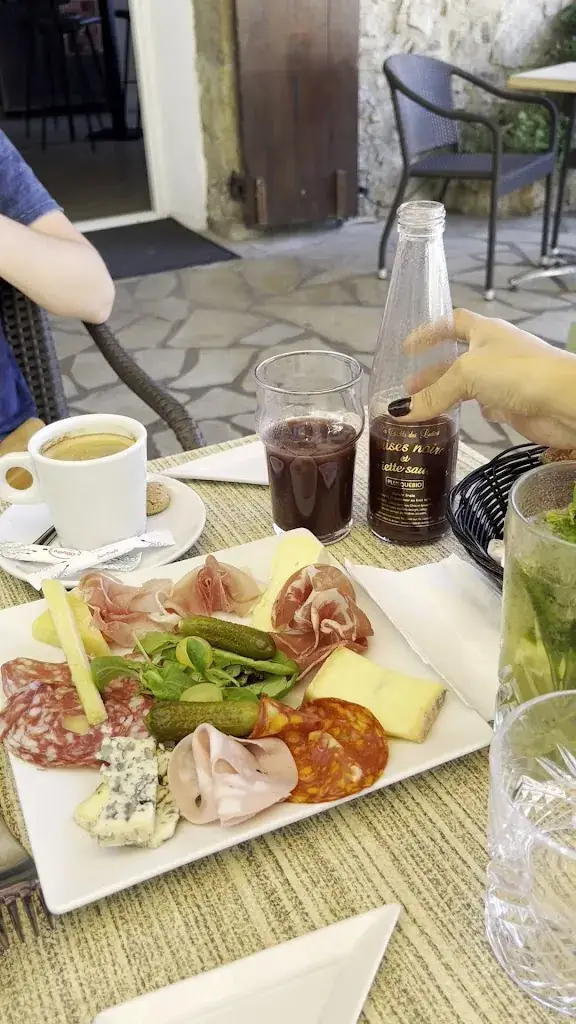 Moondi’s_Fayence_slider_image_2