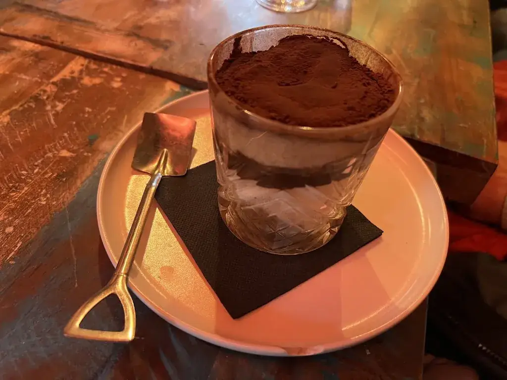 Svetlana Hanson_La Brouette de Grand Mère_Cannes_review