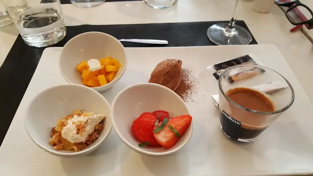 L'éponyme_Cannes_slider_image_2