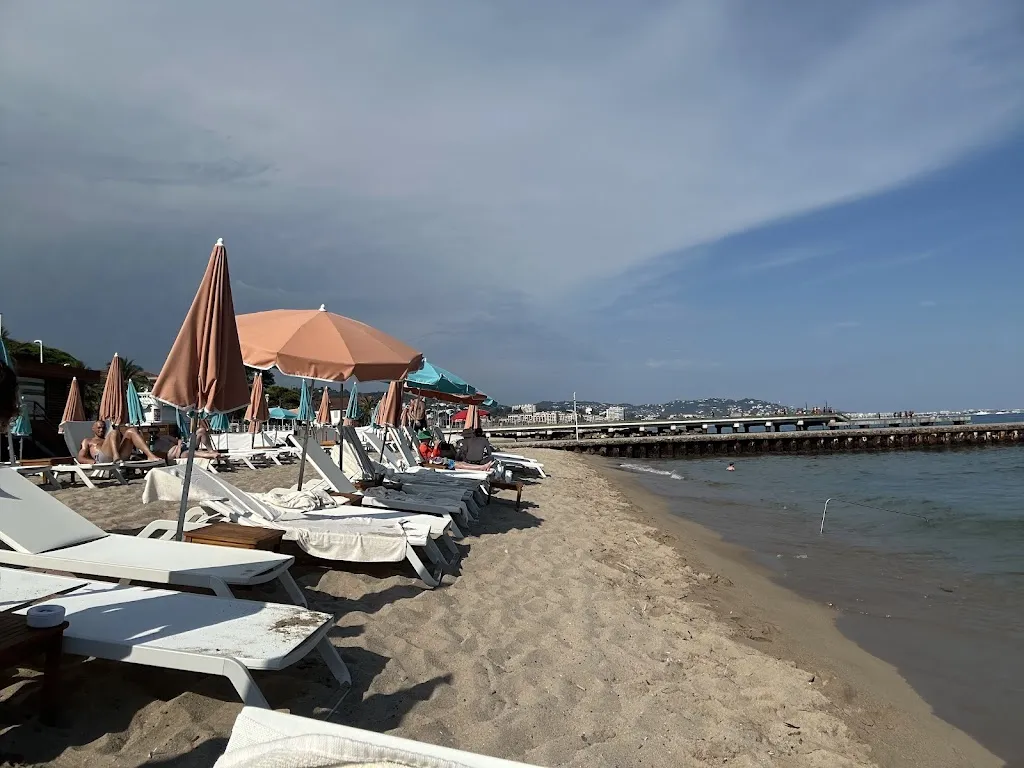 Eloi Decottignies_Le Cabanon - Restaurant - Plage_Cannes_review