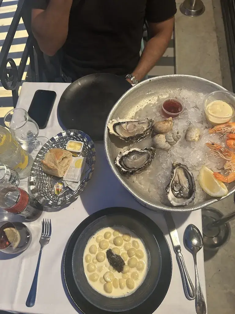 Jonas Olsen_Le Caveau 30_Cannes_review