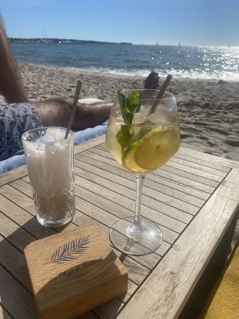 Los Notes_La Plage Du Festival_Cannes_recensione