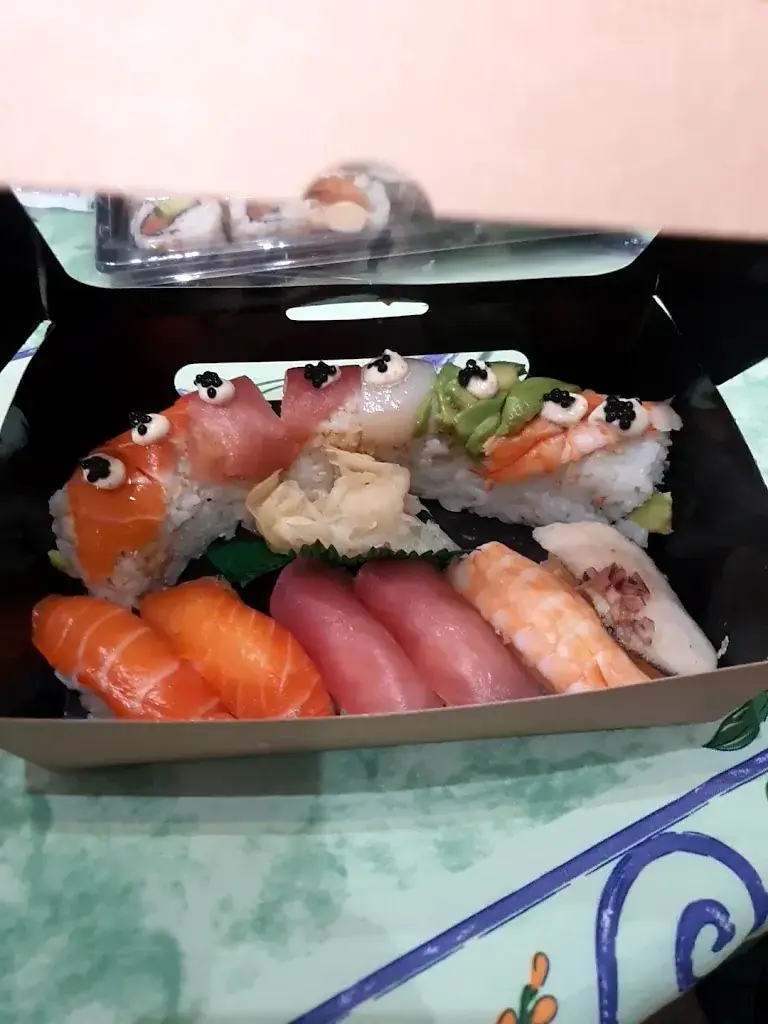 Luzumaki Carnoux Artisan sushi_Carnoux_slider_image_2