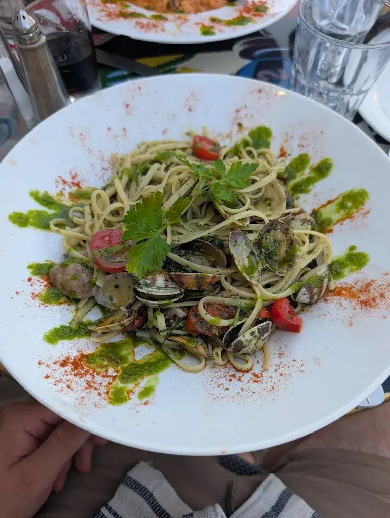 Oscar Skevington-Postles_Le Patio_Cassis_review