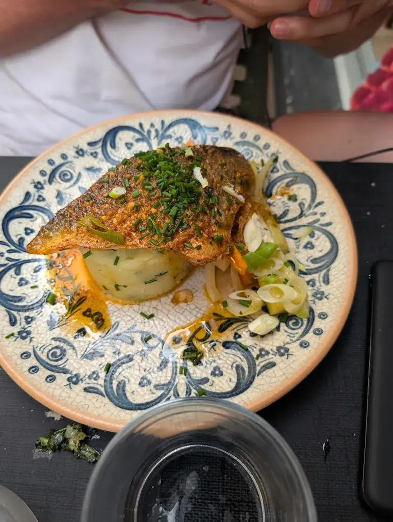 Viviana Lotito_a table_Cassis_review