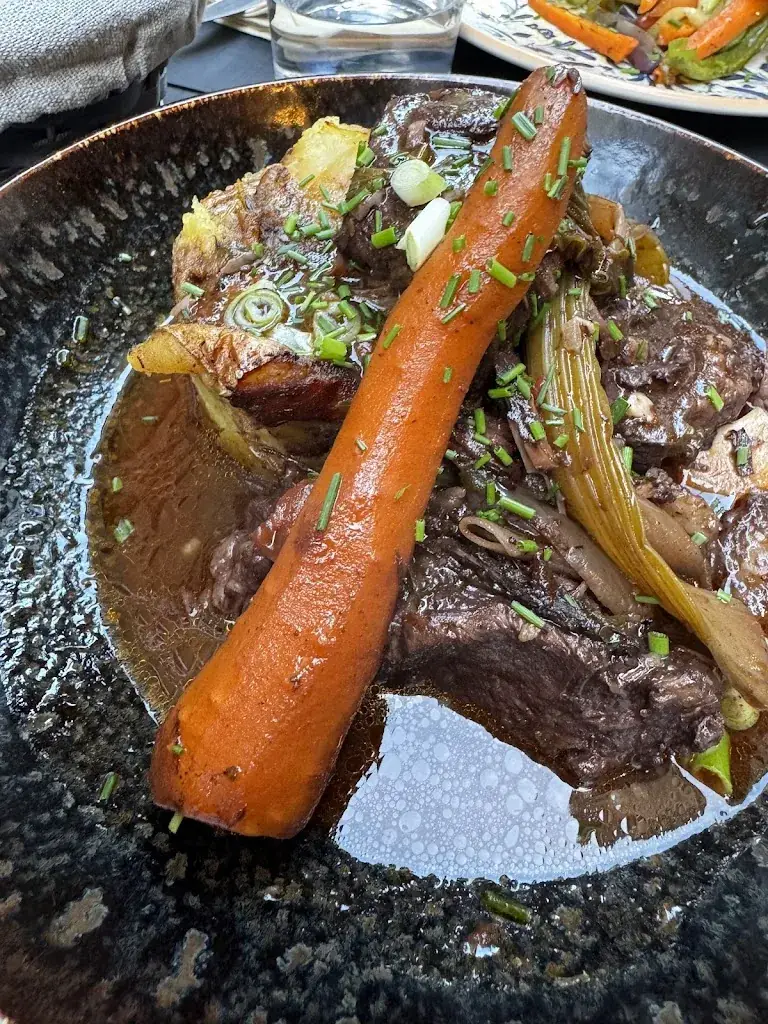 Katy Saade_a table_Cassis_review