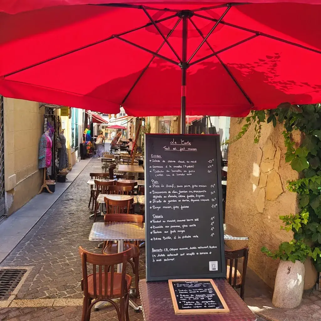 a table_Cassis_slider_image_1