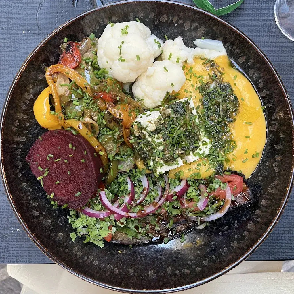 a table_Cassis_slider_image_2