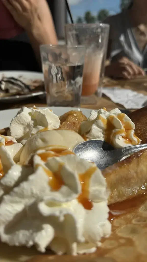 Adelaïde de Patoul_CREPERIE SENEQUIER_Cavalaire-sur-Mer_review