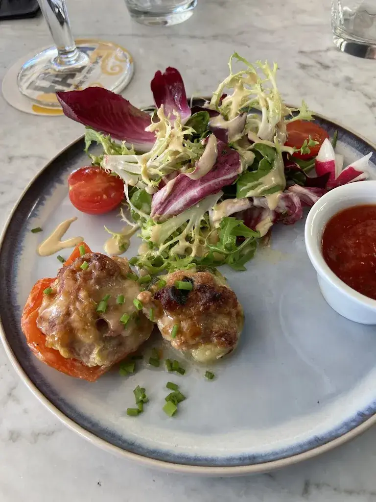 Ray Sanders_La petite place_Cavalaire-sur-Mer_review