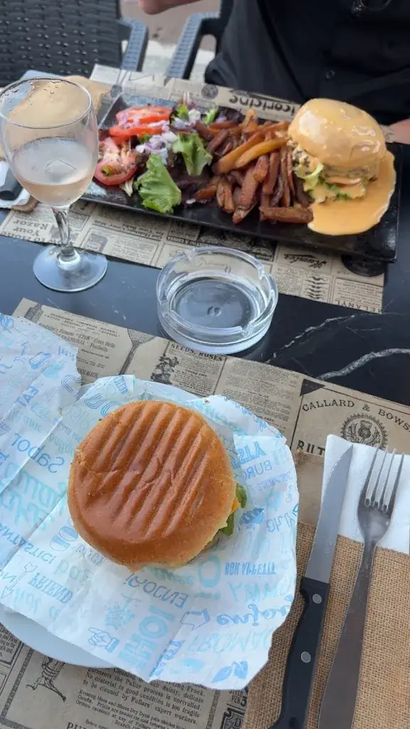 Pauline Tureau_Le Croissant De Mer_Cavalaire-sur-Mer_review