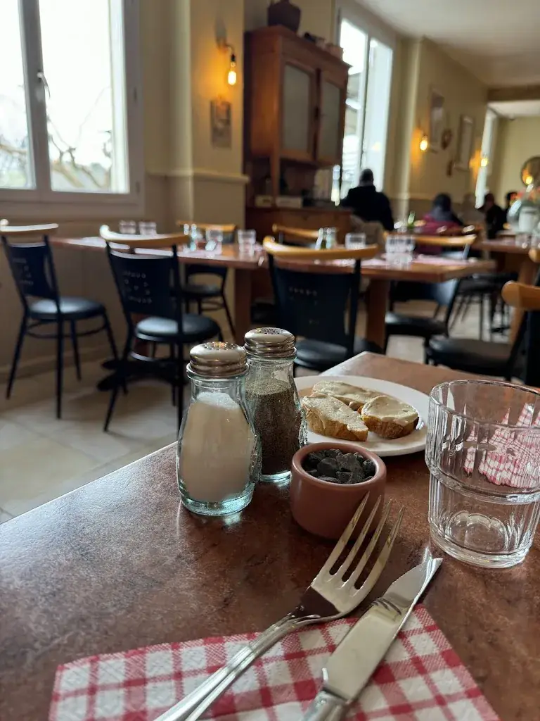 Café du Sénot restaurant in Châteauneuf-de-Gadagne