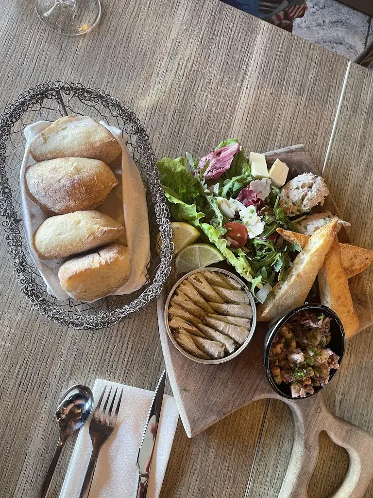 Roz Tahir_Le Nautique_Ciotat_review