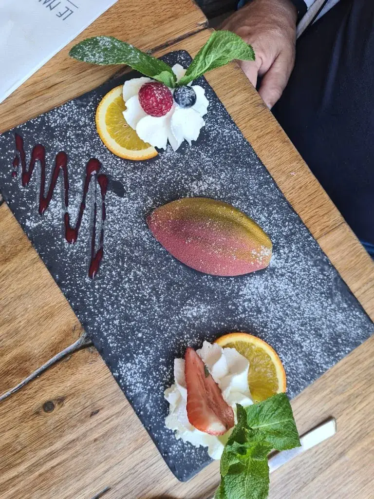 Chris Dogterom_Le Nautique_Ciotat_review