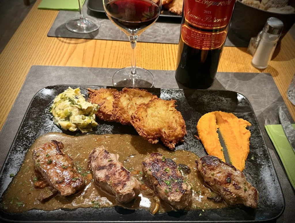 Ado B_L'arrêt d'bus_Morzine_review