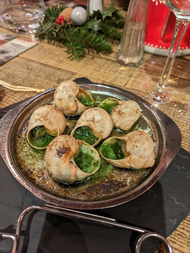 Ceri Ashley_Le refuge 1110m_(Les_review