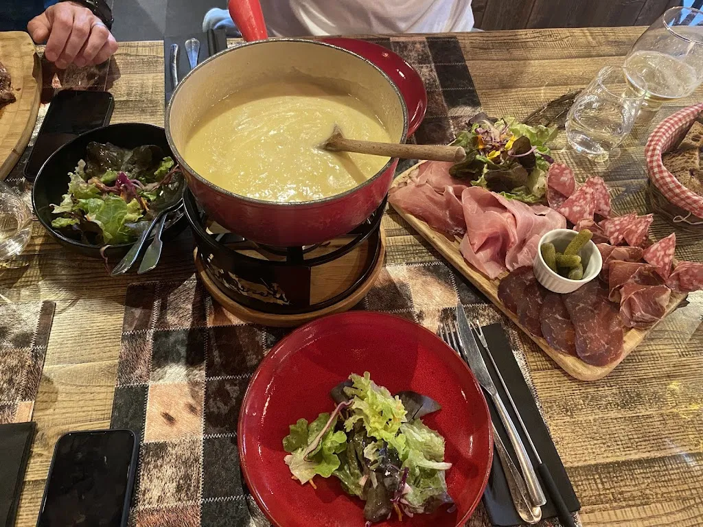 Cristian Toma_Le refuge 1110m_(Les_review