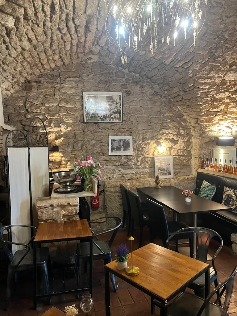 Bar-Restaurant Le Beffroy_Cornillon-Confoux_slider_image_3