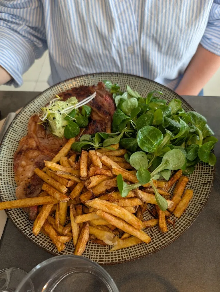 LEF B_La Maisonnée_Éguilles_review