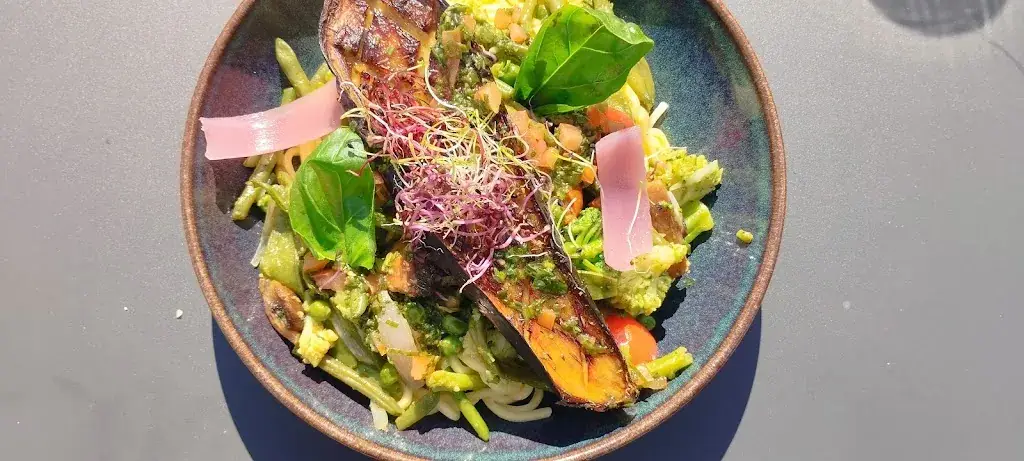 Max Desserne_Les Halles 1889_Éguilles_review