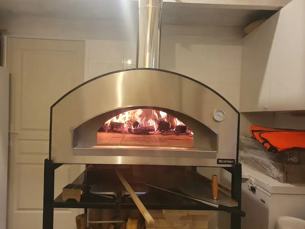 Nomade Pizza Party Restaurant in Éguilles