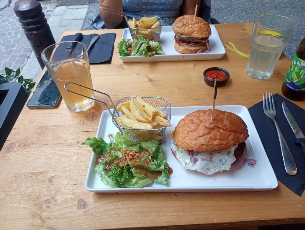 Victor Dusart_Adam's Burger_Embrun_review