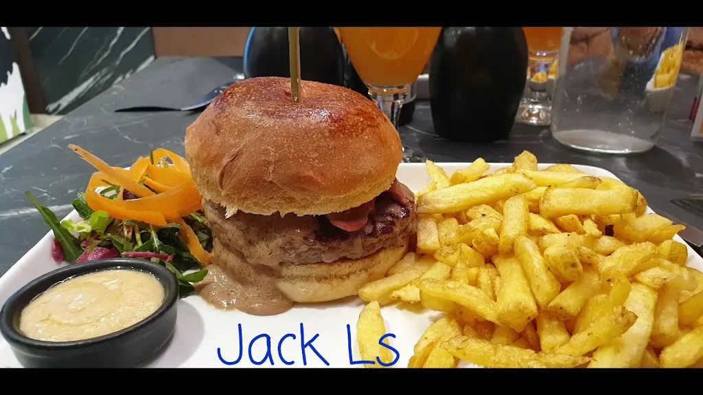 Adam's Burger_Embrun_slider_image_2