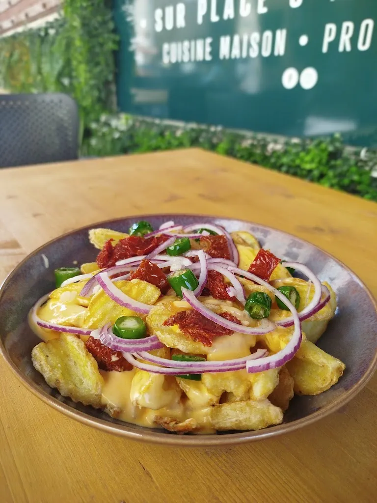 Adam's Burger_Embrun_slider_image_3