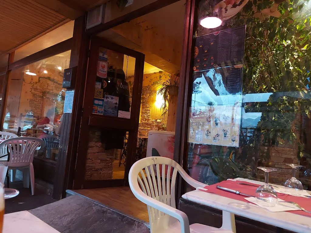 Crêperie Pizzéria aux P'tits Oignons restaurant in Embrun