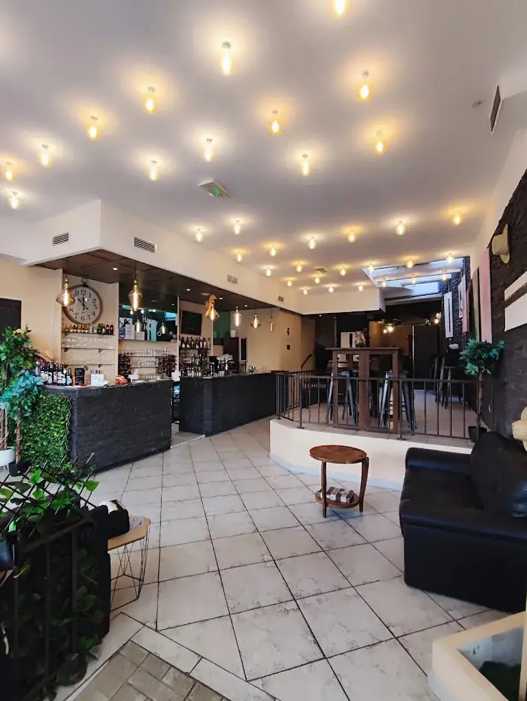 Céline Roche_AU 13_Draguignan_review