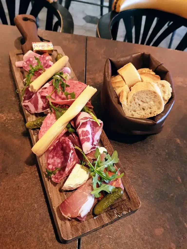 Erika Frankó_Le Café du Commerce_Draguignan_review