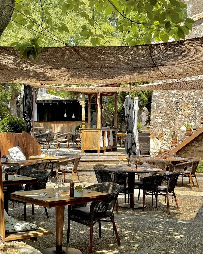 Sous les Micocouliers restaurant in Eygalières