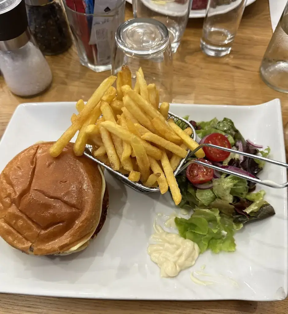 Le Café Du Midi_Lamanon_slider_image_3