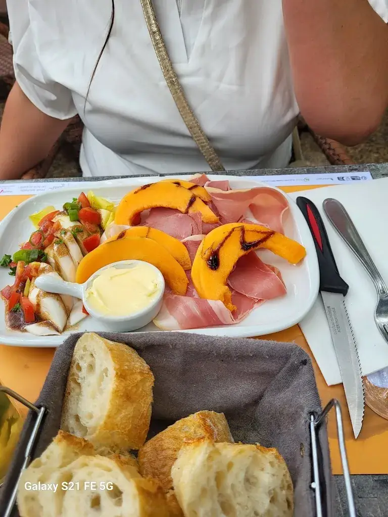 Julie Boi_Fermeture définitive_Figanières_review