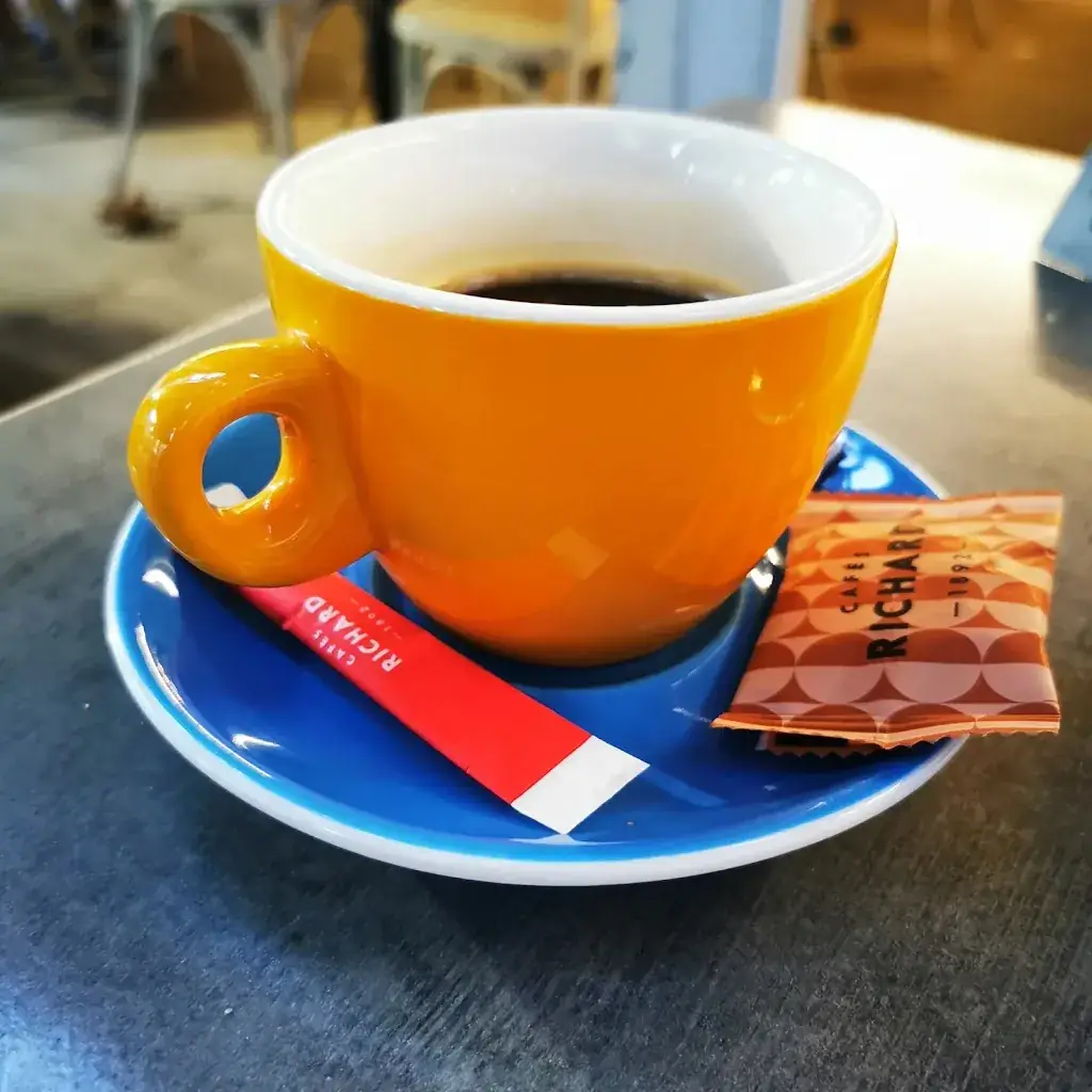 Pip Robbins_Café du Midi_Flayosc_reseña