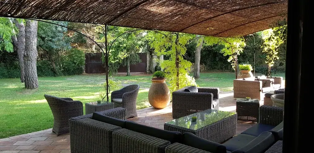 L'Auberge des Tuileries restaurant in Forcalqueiret