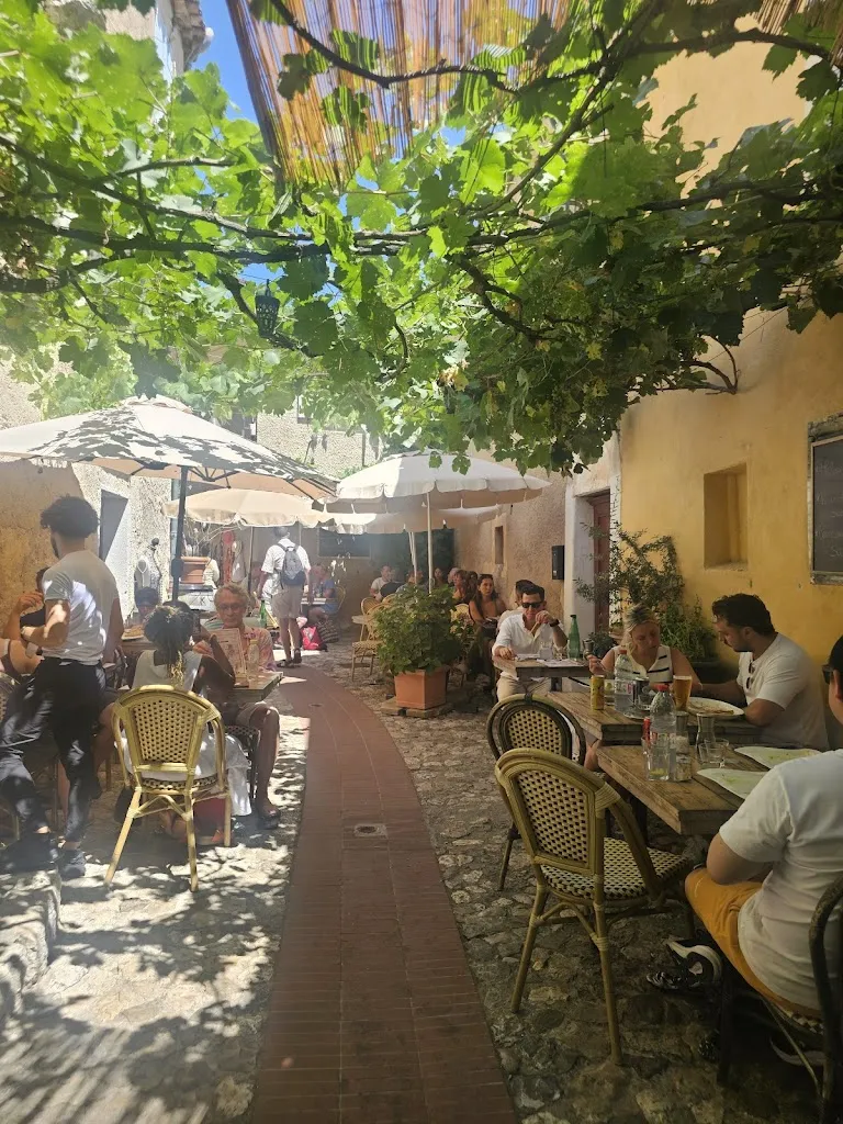 Deeba Ahmed_La Taverne d'Antan à Eze_Èze_recensione