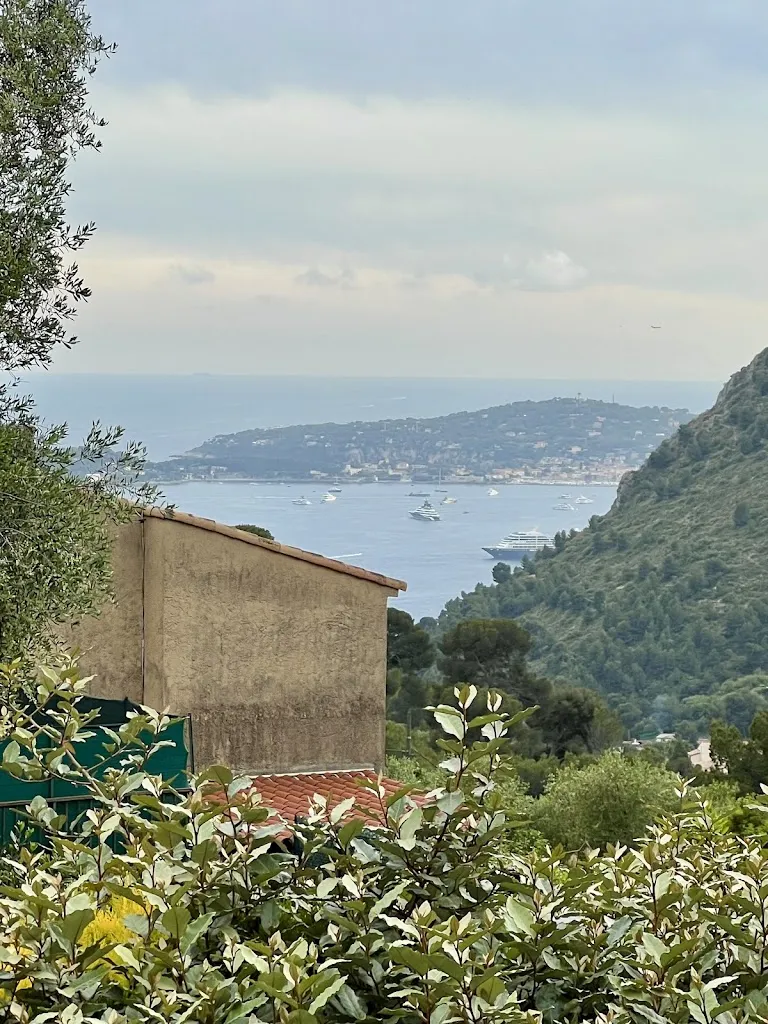 Guillermo Mara_LA CAMPAGNE_Èze_review