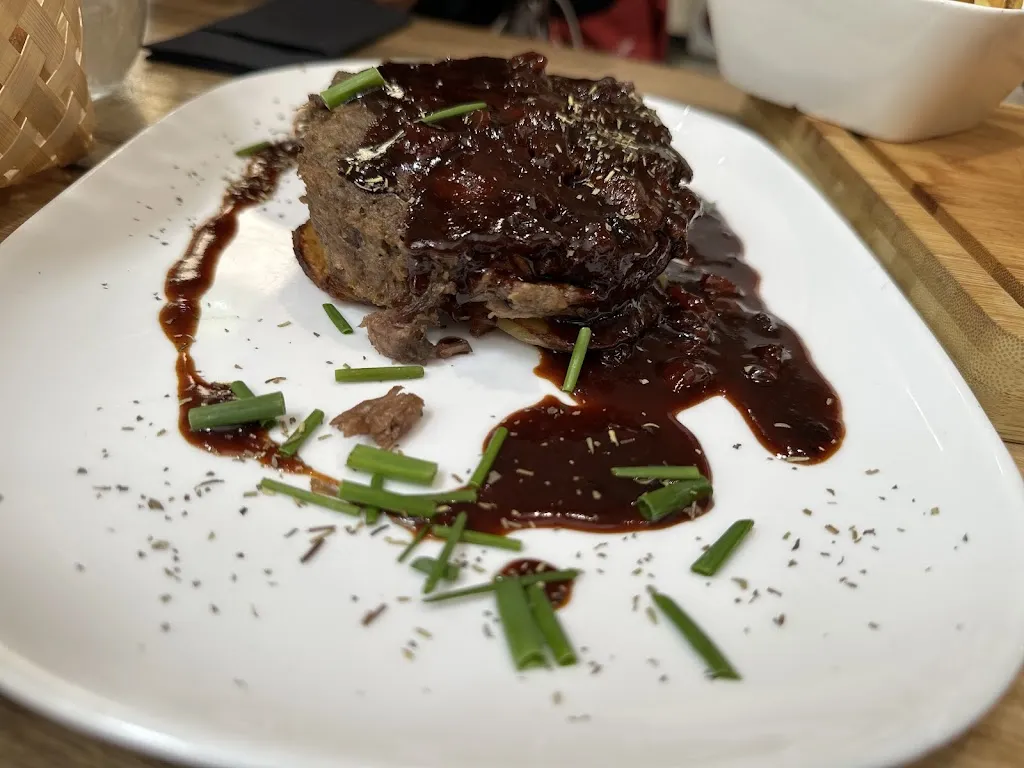 PA Lee_Les Canisses_Fontvieille_review