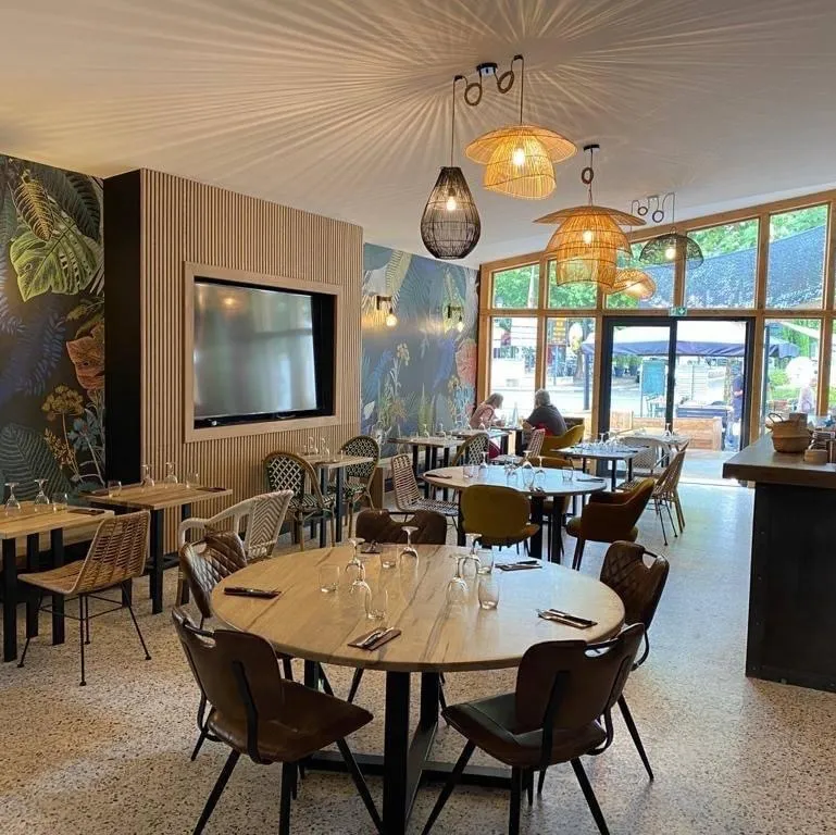 Les Canisses restaurant à Fontvieille