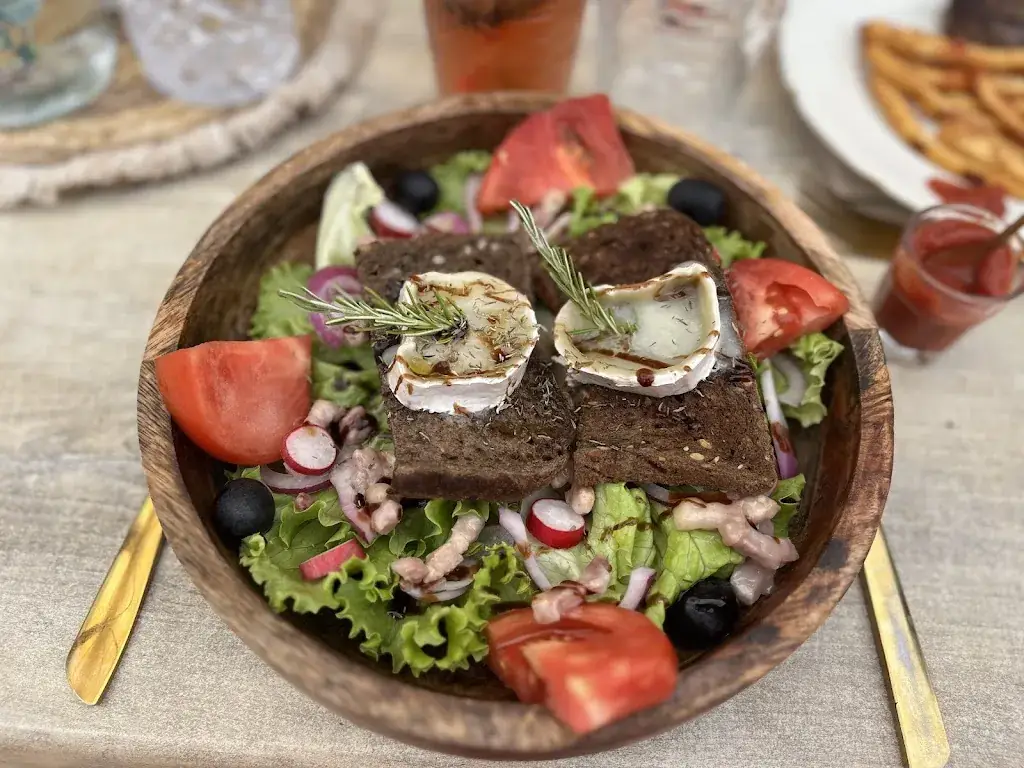 Déborah Perrotin_Le Coin des Amis_Fontvieille_review