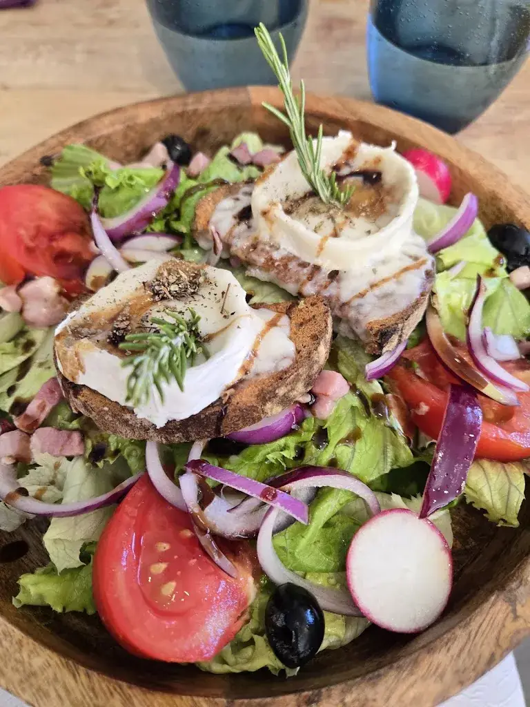 Loane Guen_Le Coin des Amis_Fontvieille_review