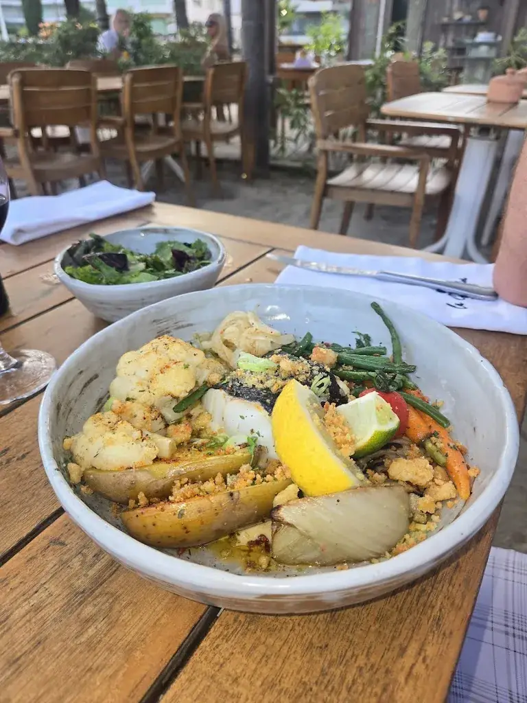 Amey Talbert-Simov_Les Sablettes_Fréjus_review