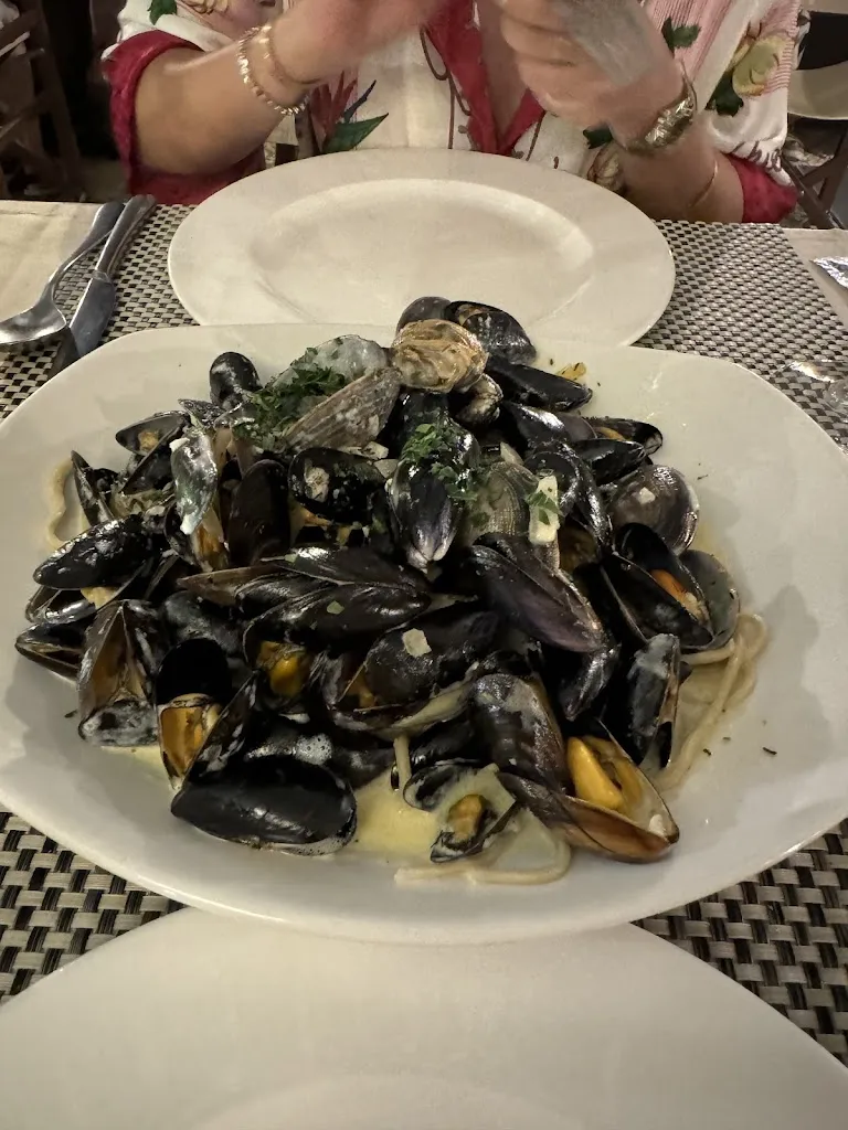 Néguine Ghammachi_Le Cesar_Fréjus_review