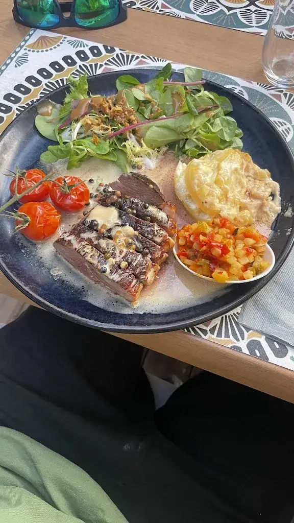 John wisniewski_L'Entrée des Artistes_Fréjus_review