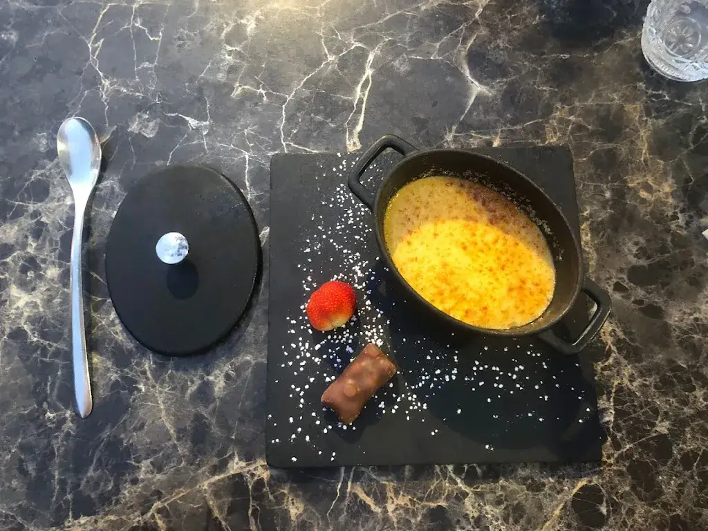 Andrew Lowings_Le Bœuf sur le Quai d'Agrippa_Fréjus_review