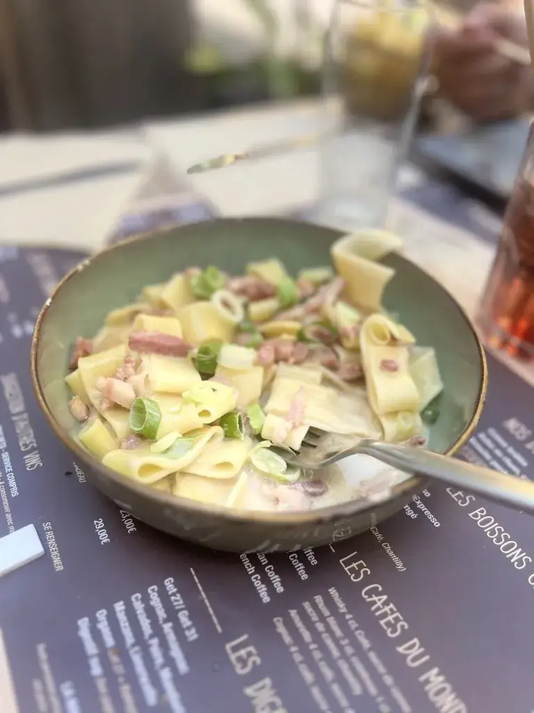 Sarah Vernet_LES COPAINS D'ABORD_Fréjus_review